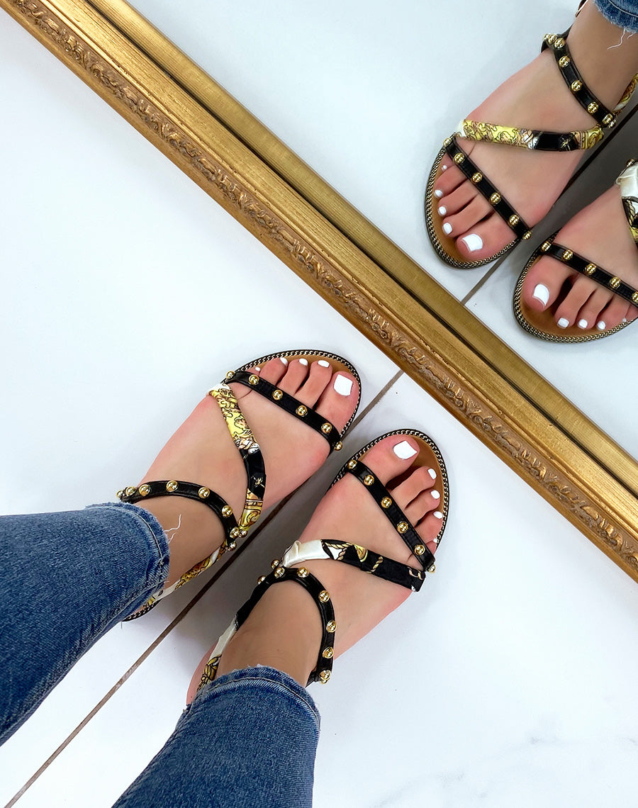 Nu-pieds noirs à clous dorés et à foulard