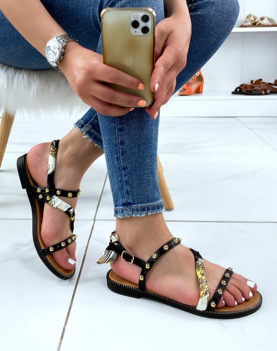 Nu-pieds noirs à clous dorés et à foulard