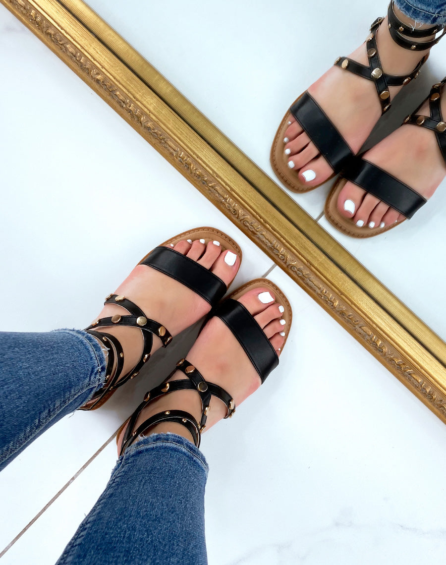 Nu-pieds noirs à clous rond dorés