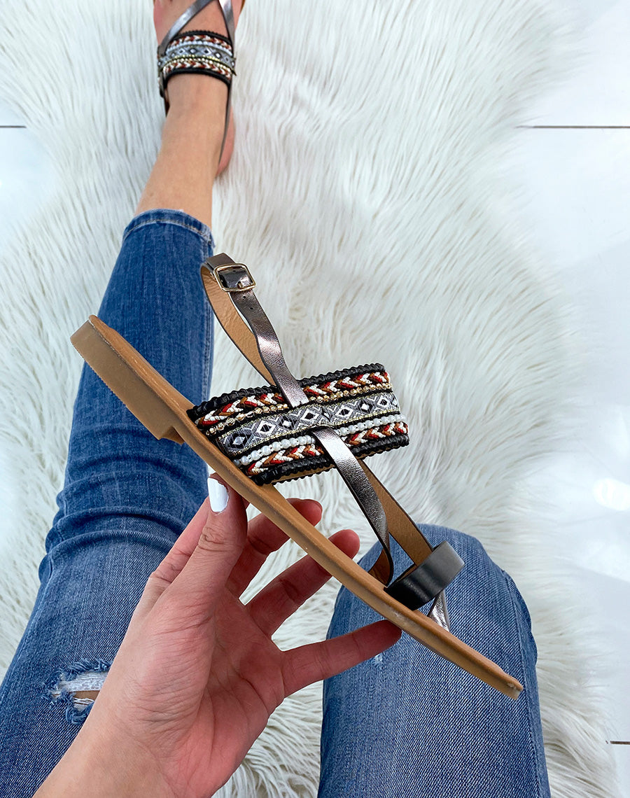 Nu-pieds noirs à détails tressés