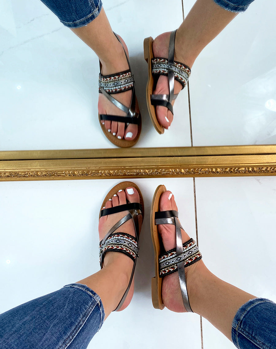 Nu-pieds noirs à détails tressés