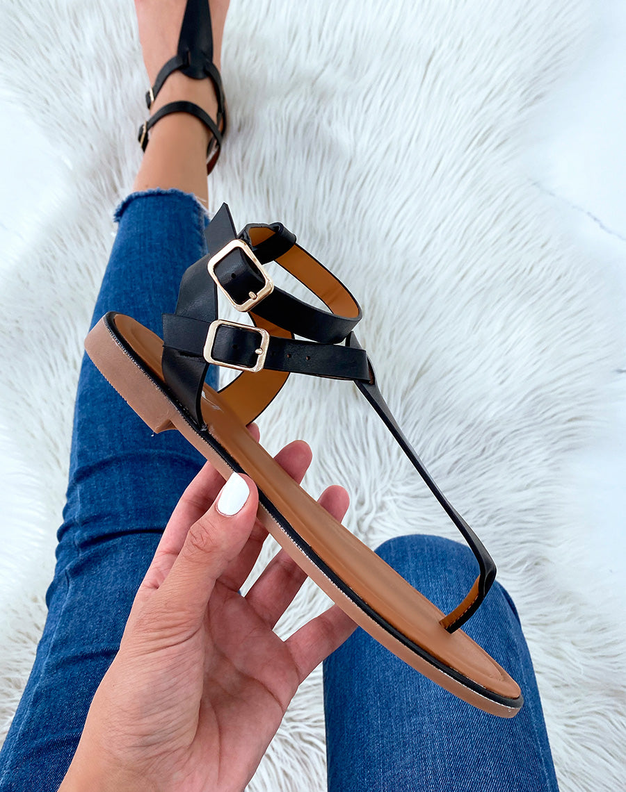 Nu-pieds noirs à double lanière et boucles dorées