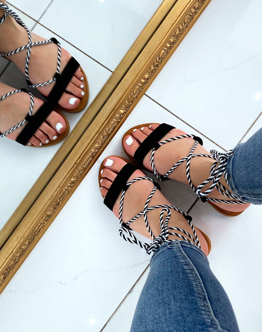 Nu-pieds noirs en suédine à longues lanières bicolores