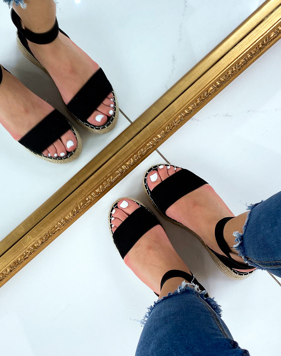 Nu-pieds noirs en suédine à plateforme