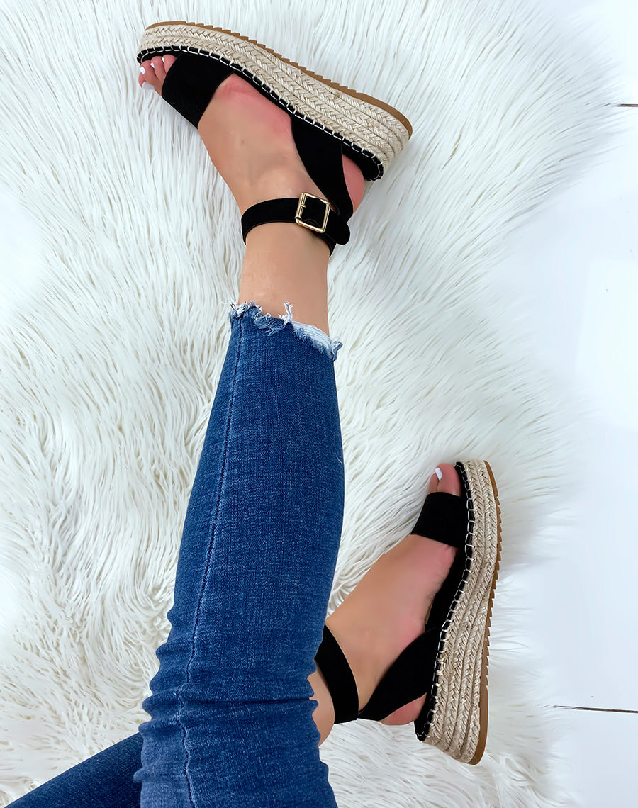 Nu-pieds noirs en suédine à plateforme