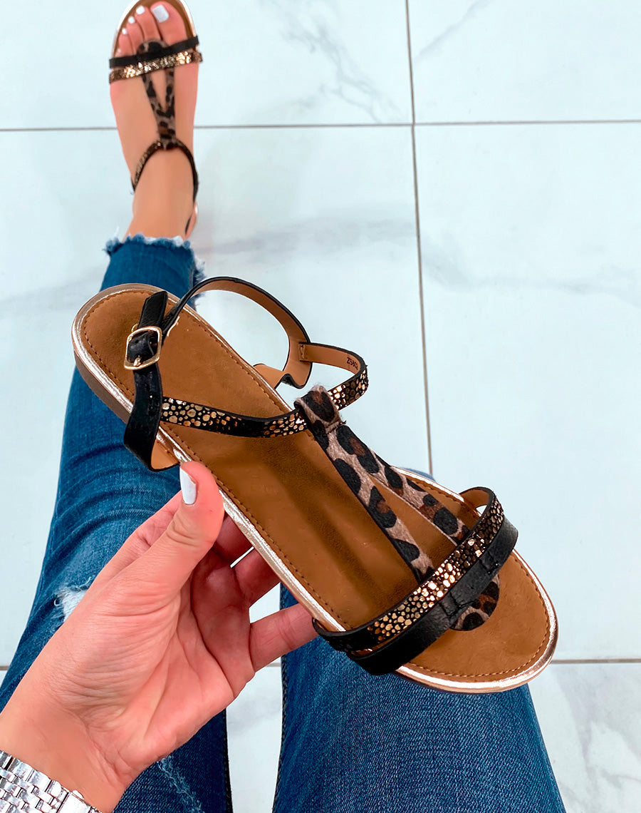 Nu-pieds noirs à lanières nouées à motifs