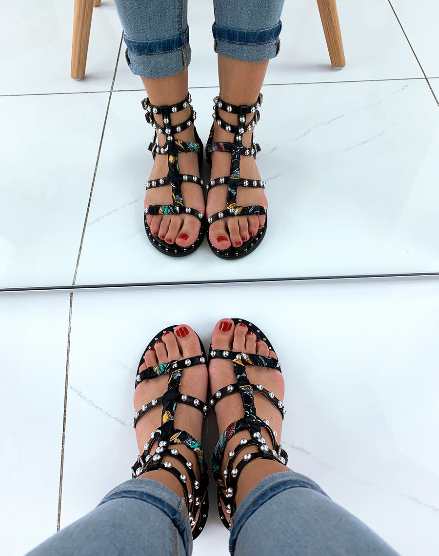 Nu-pieds noirs à lanières ornées de clous avec détails foulard