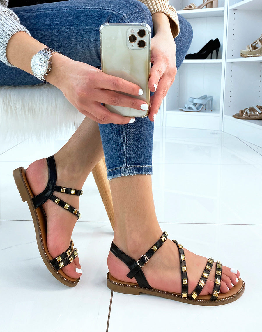 Nu-pieds noirs à multiples brides cloutées