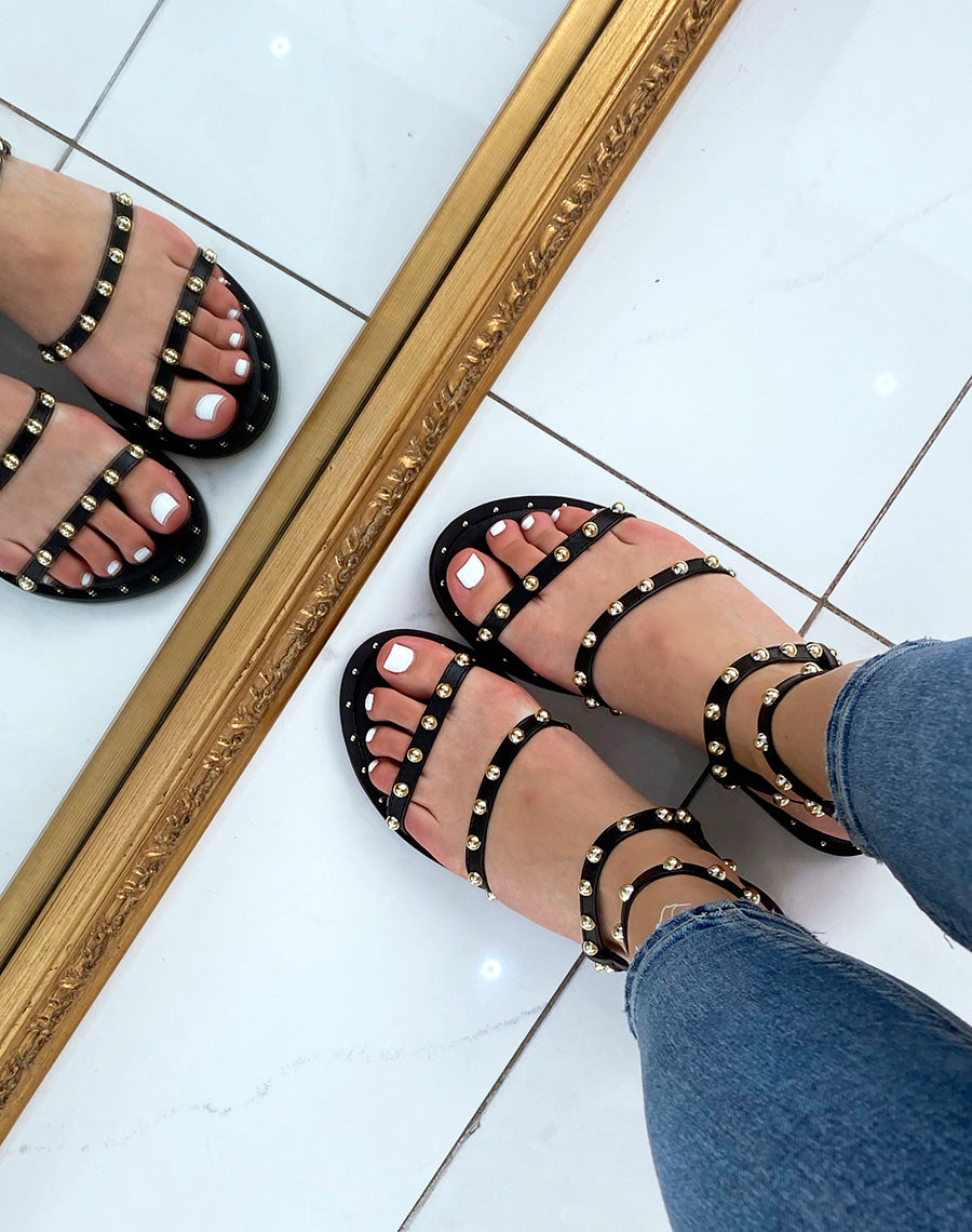 Nu-pieds noirs à multiples brides cloutées