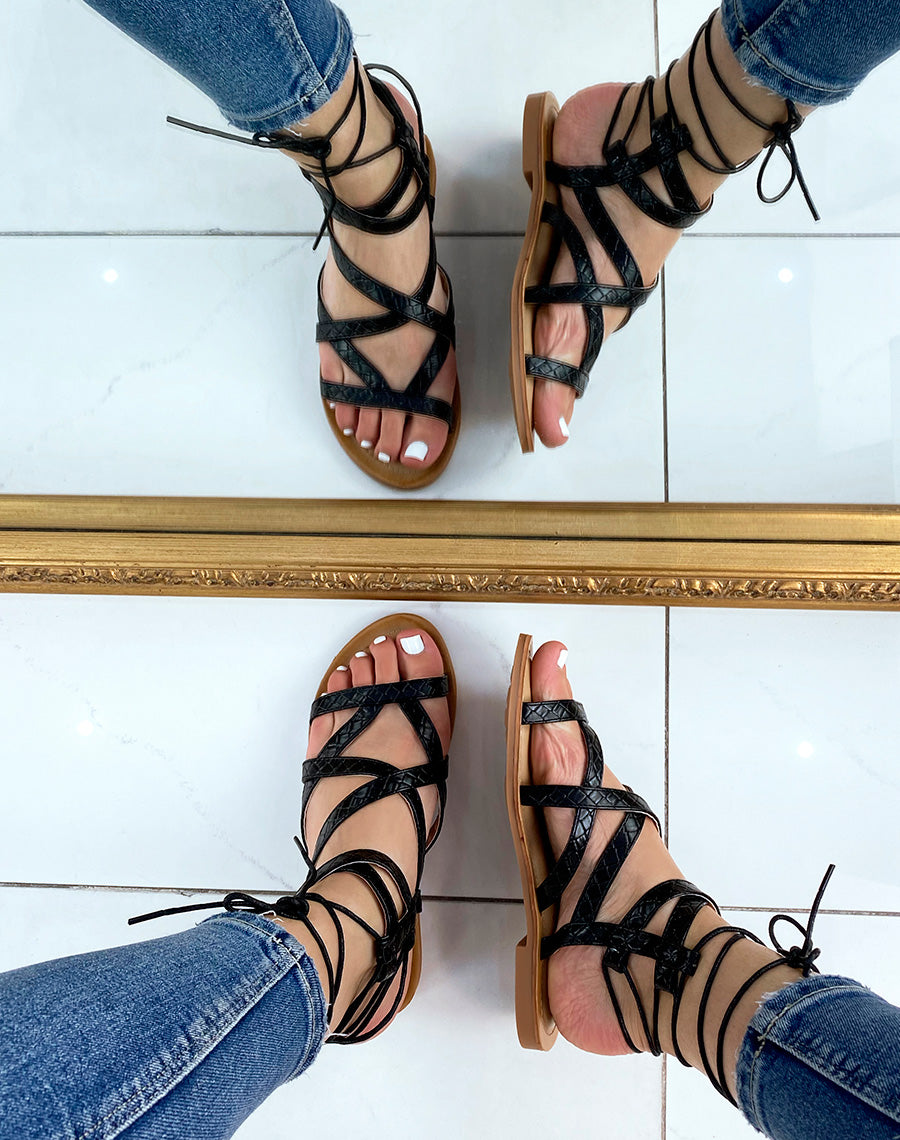 Nu-pieds noirs à multiples brides effet croco