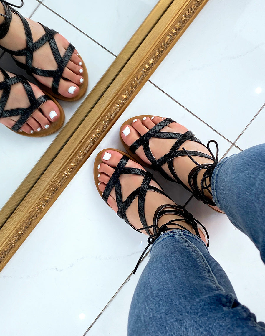 Nu-pieds noirs à multiples brides effet croco