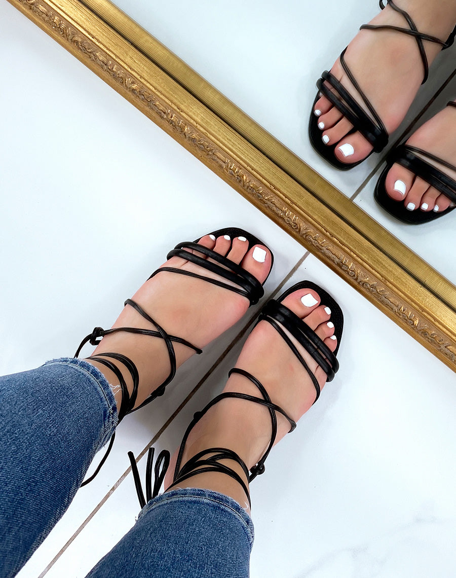 Nu-pieds noirs à multiples brides à semelle en jute