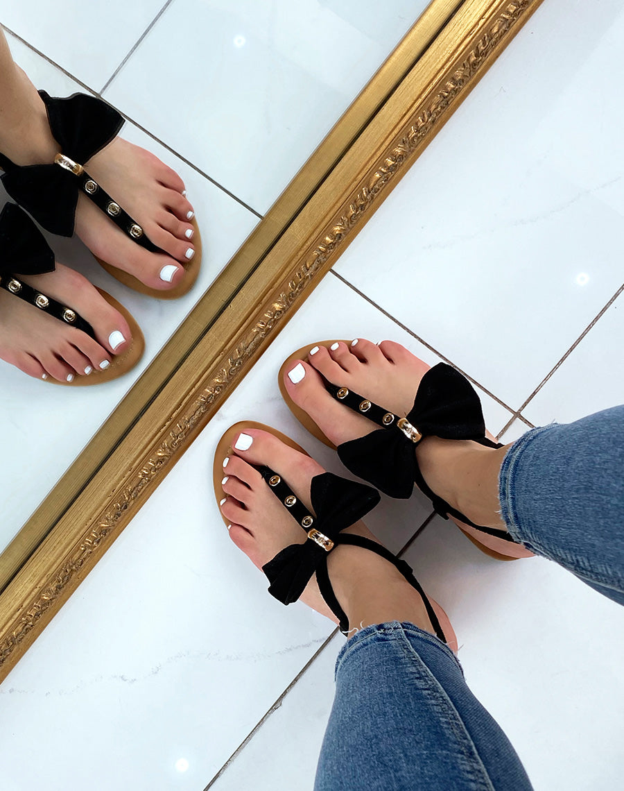 Nu-pieds noirs à nœud et détails dorés