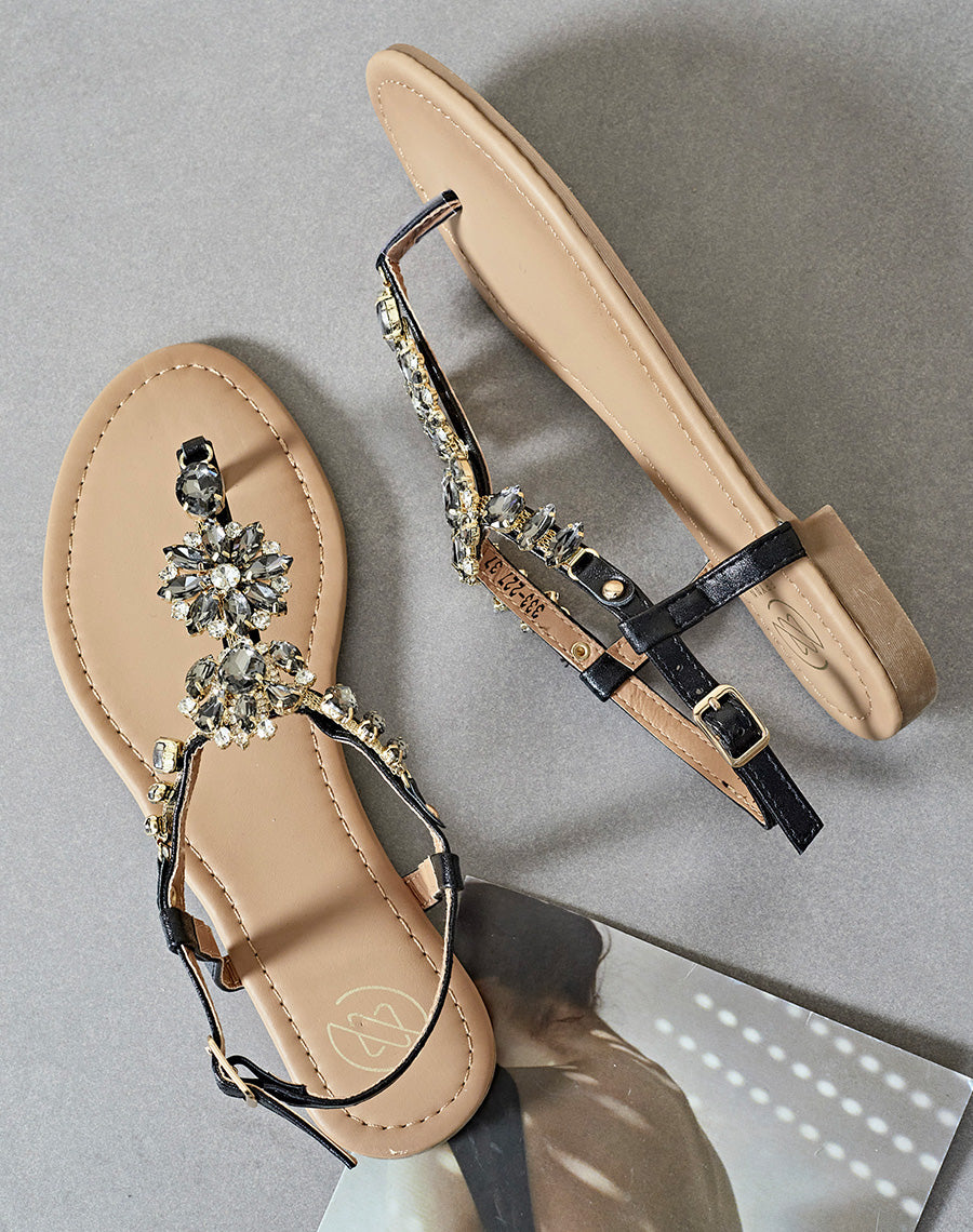 Nu-pieds noirs ornés de bijoux noirs et blancs