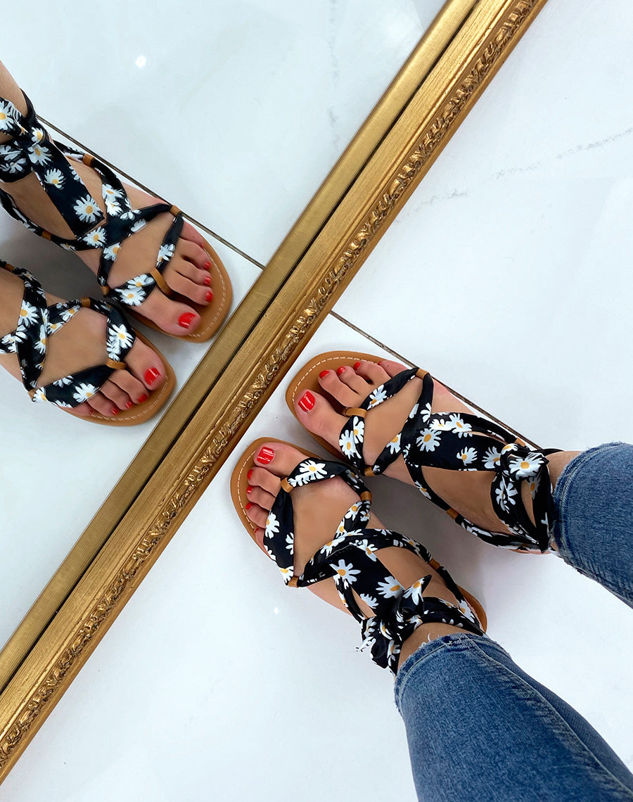 Nu-pieds noirs à ruban et motif fleuri