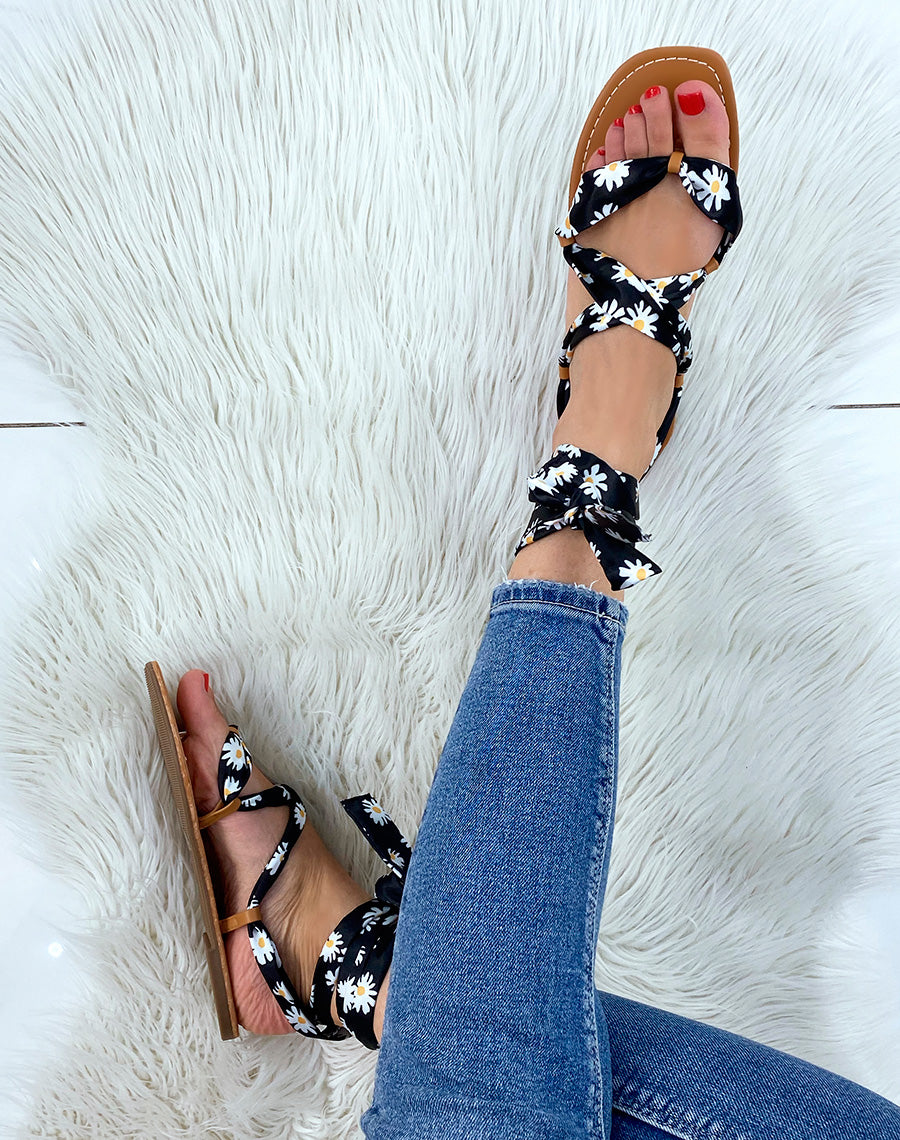 Nu-pieds noirs à ruban et motif fleuri