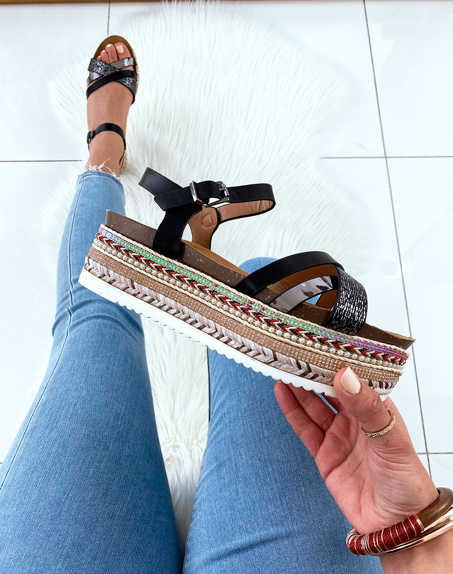 Nu-pieds noirs à semelles compensées fantaisies et multiples brides