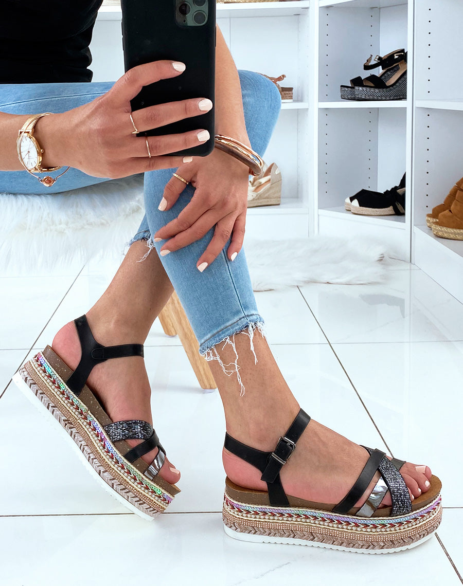 Nu-pieds noirs à semelles compensées fantaisies et multiples brides
