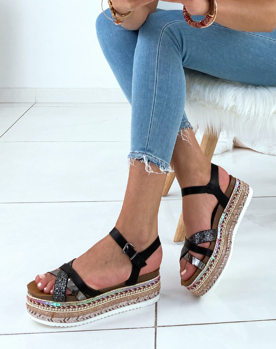 Nu-pieds noirs à semelles compensées fantaisies et multiples brides