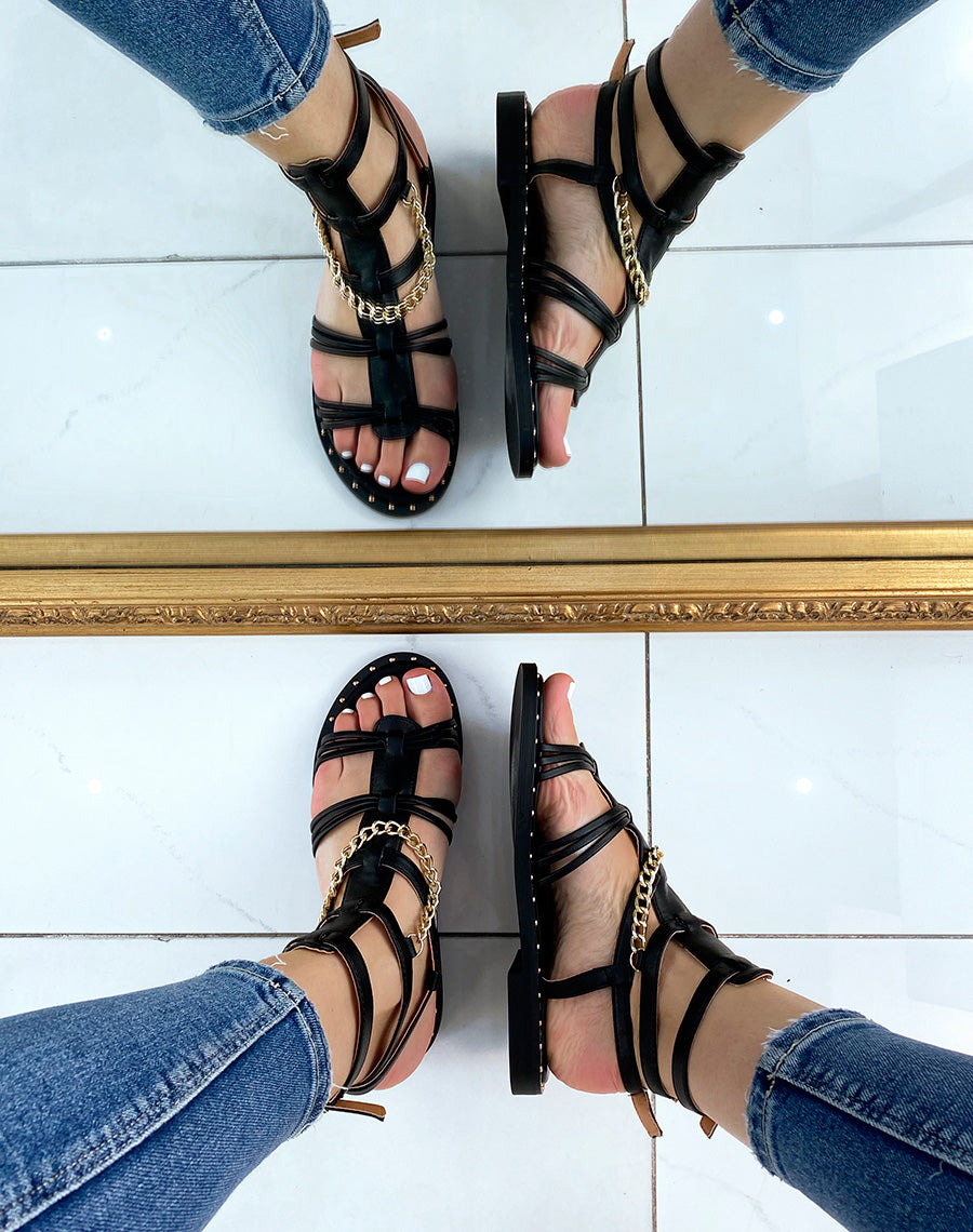Nu-pieds noirs style spartiate avec chaîne dorée