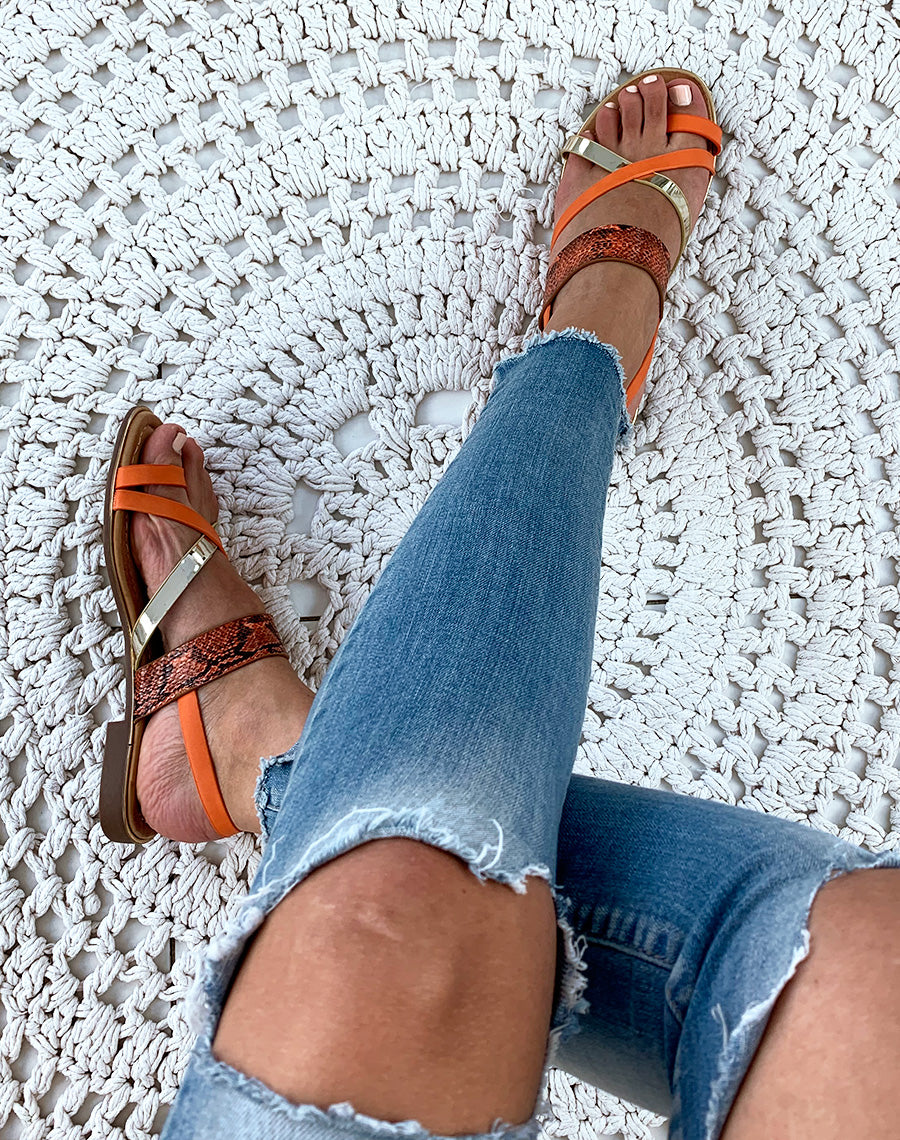 Nu-pieds orange à brides multiples et orteils