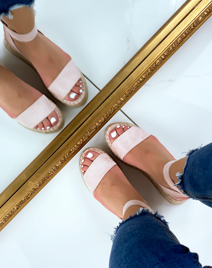 Nu-pieds rose poudré en suédine à plateforme