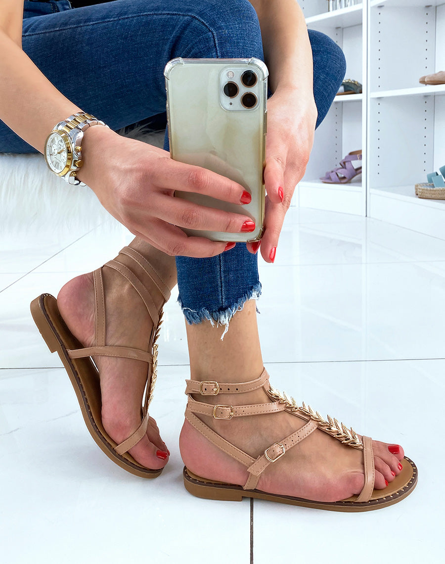 Nu-pieds roses avec détail en forme de feuille dorée