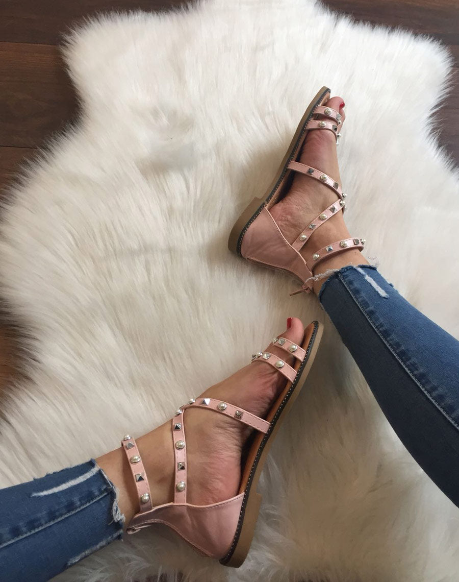 Nu-pieds roses cloutés et perlés