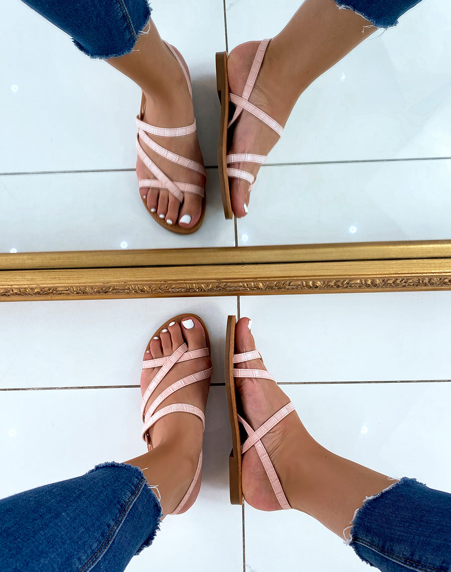 Nu-pieds roses effet croco à multiples lanières entrecroisées