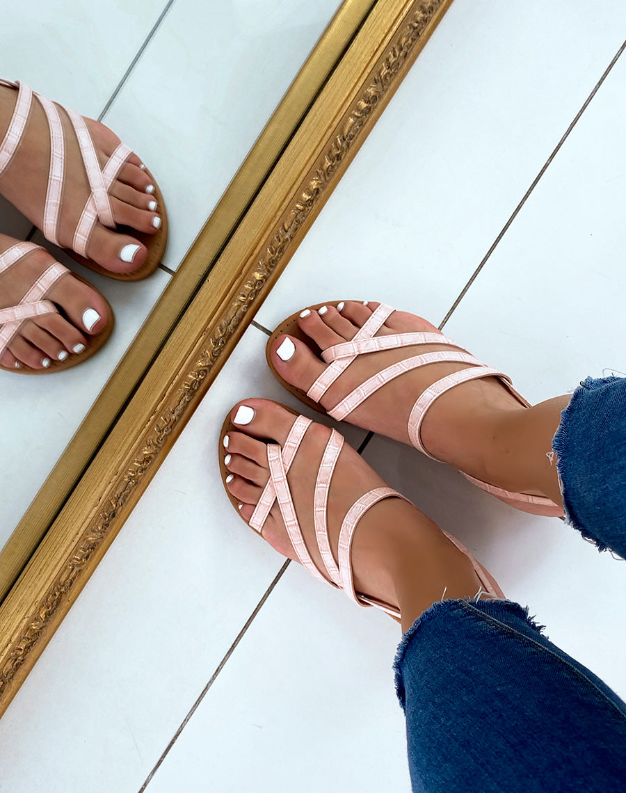 Nu-pieds roses effet croco à multiples lanières entrecroisées