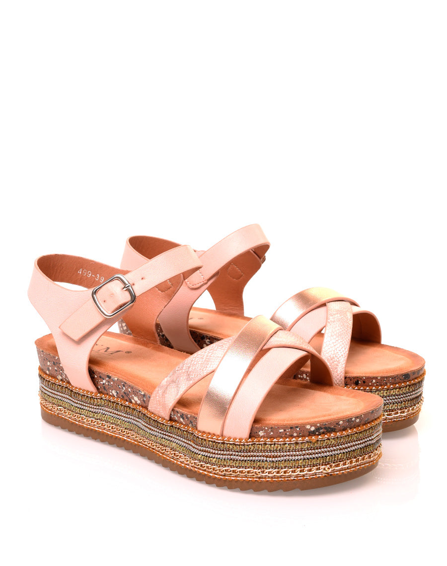 Nu-pieds roses pâles à multiples lanières et semelles épaisses