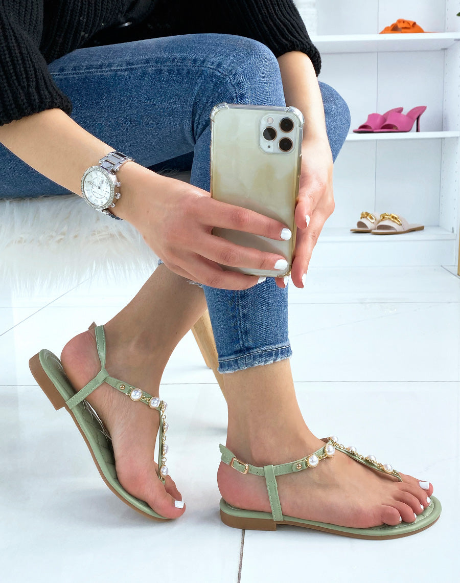 Nu-pieds vert pastel ornés de perles blanches