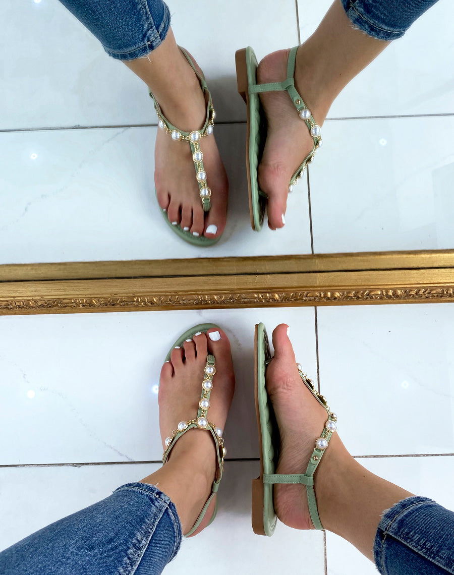 Nu-pieds vert pastel ornés de perles blanches