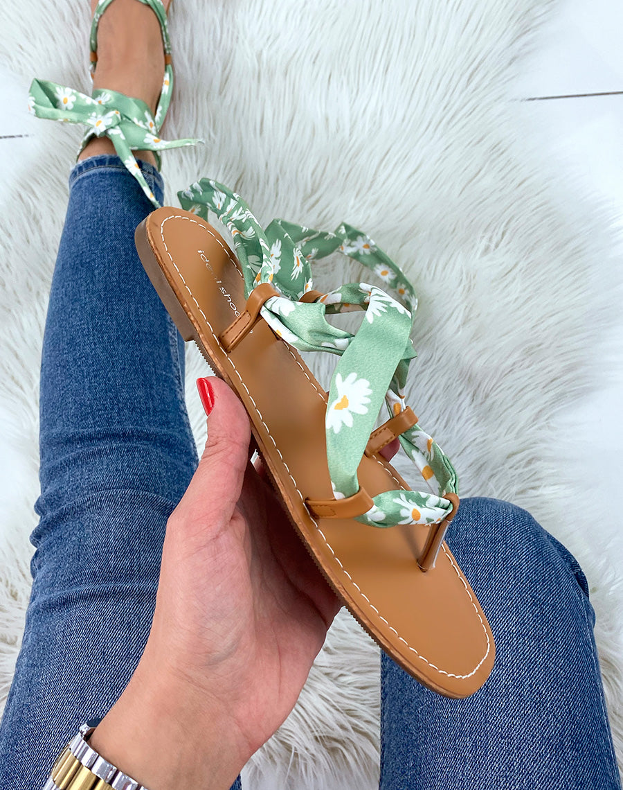 Nu-pieds verts à ruban et motif fleuri