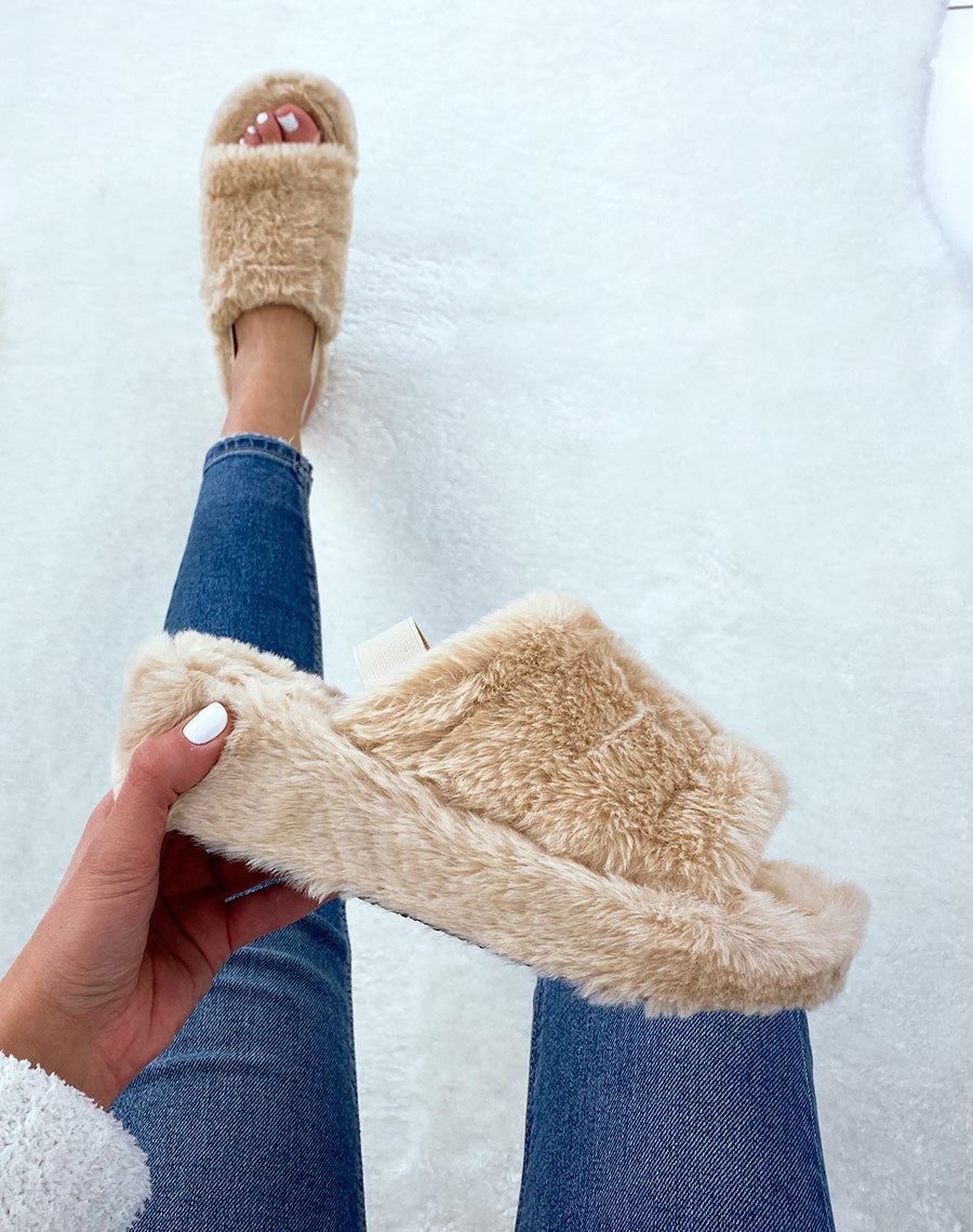 Pantoufles beige en fausse fourrure