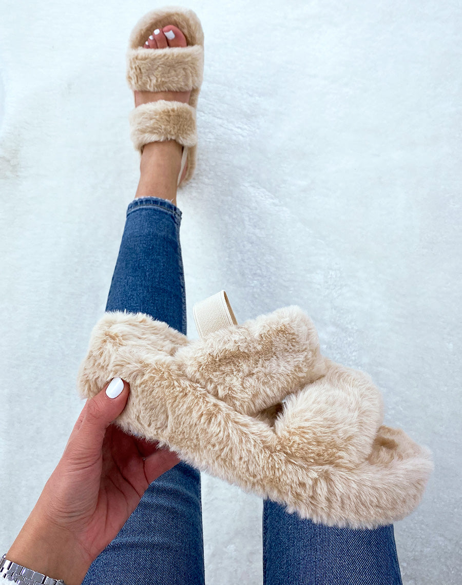 Pantoufles beiges en fausse fourrure à double lanière