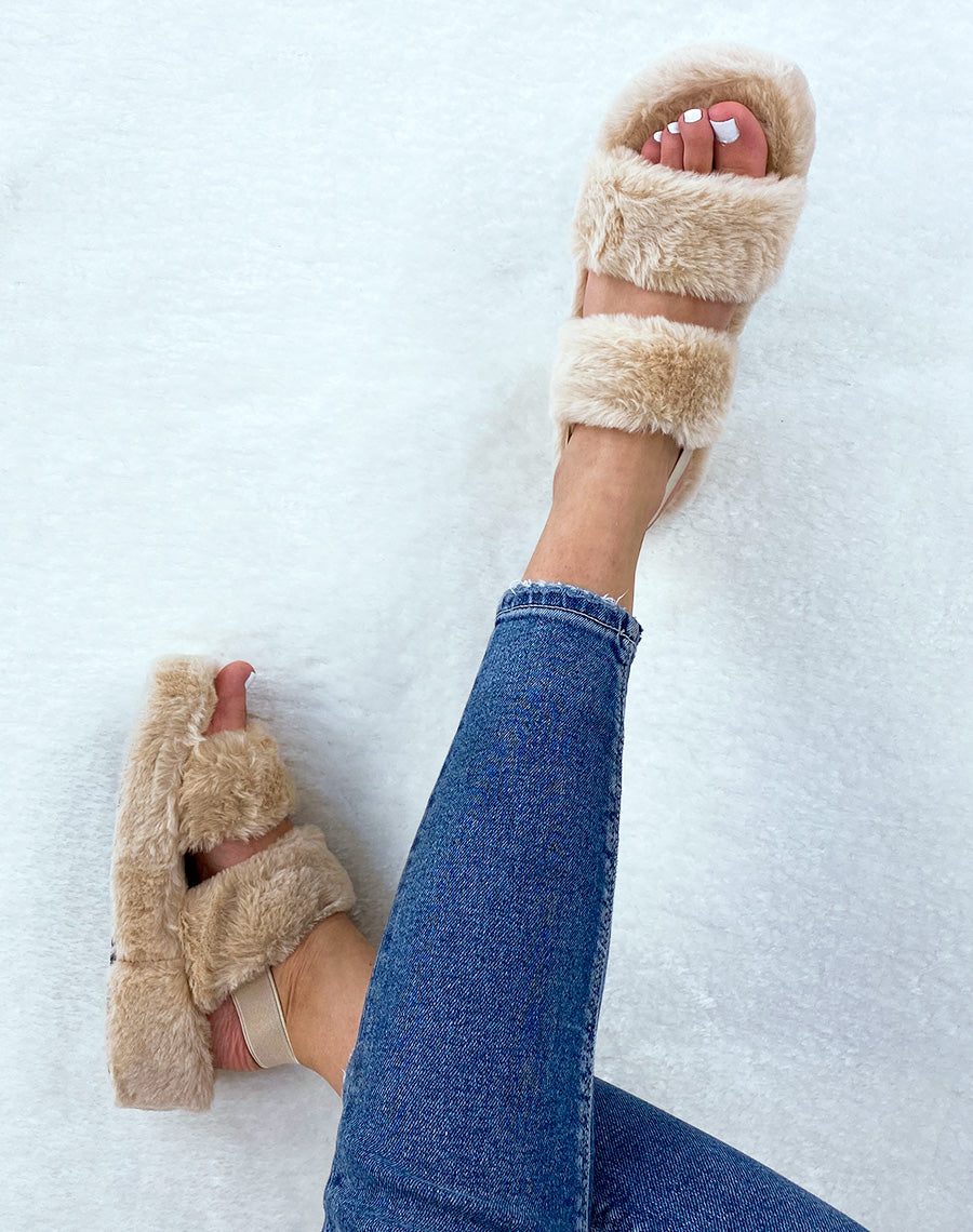 Pantoufles beiges en fausse fourrure à double lanière