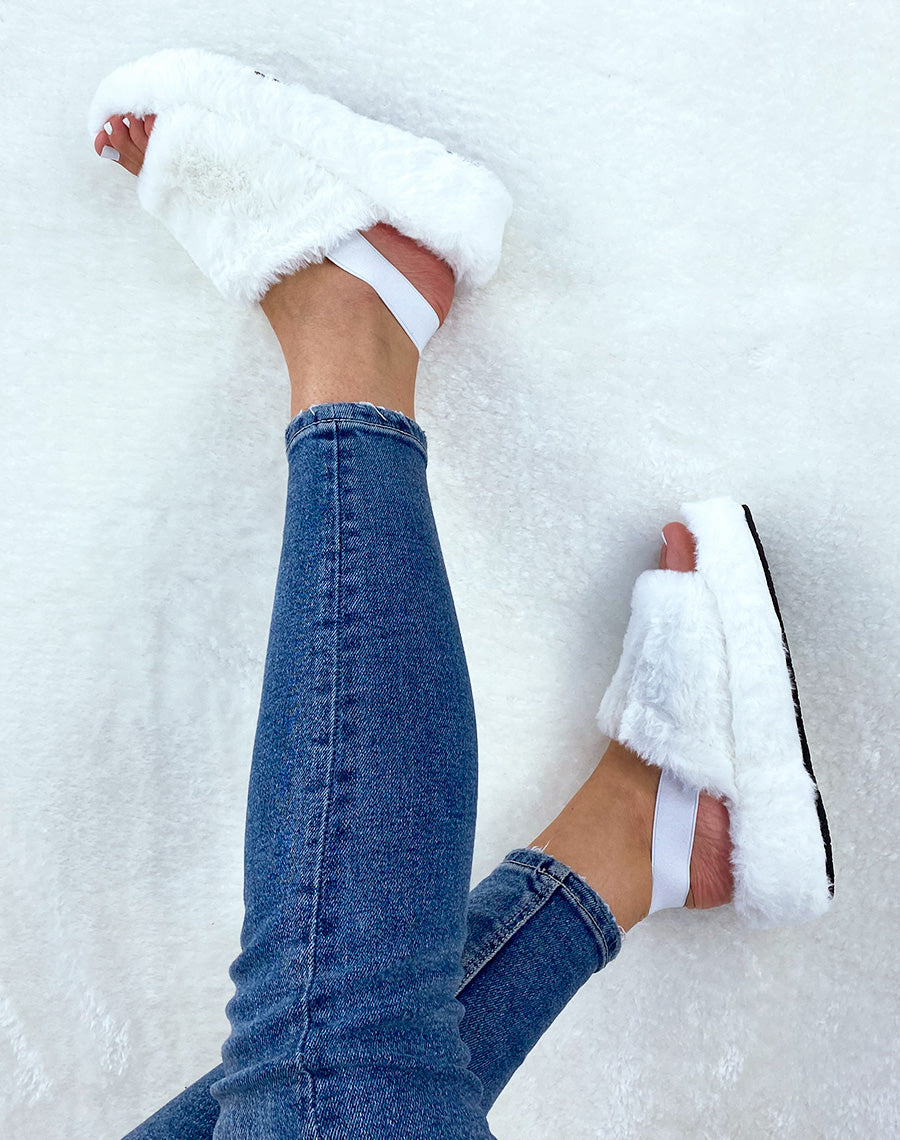 Pantoufles blanches en fausse fourrure