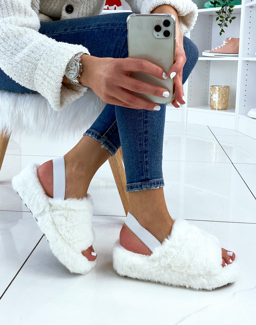 Pantoufles blanches en fausse fourrure