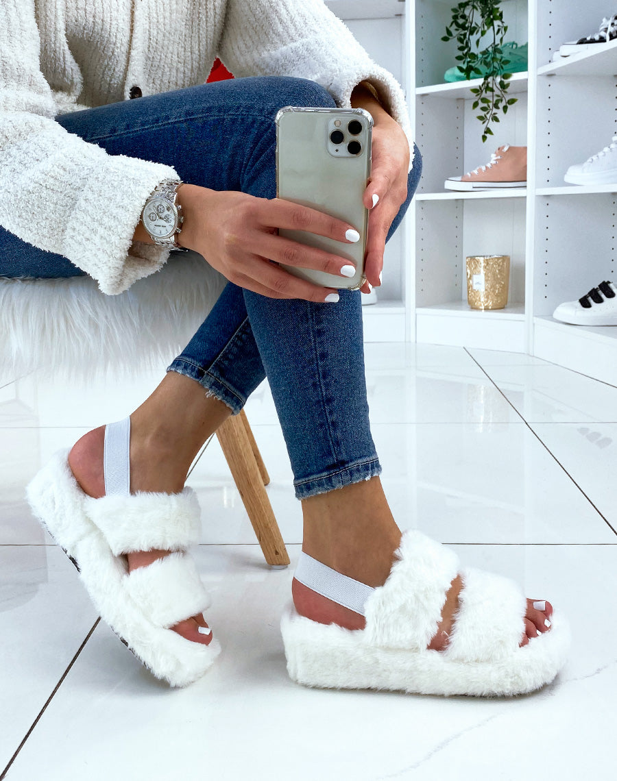 Pantoufles blanches en fausse fourrure à double lanière
