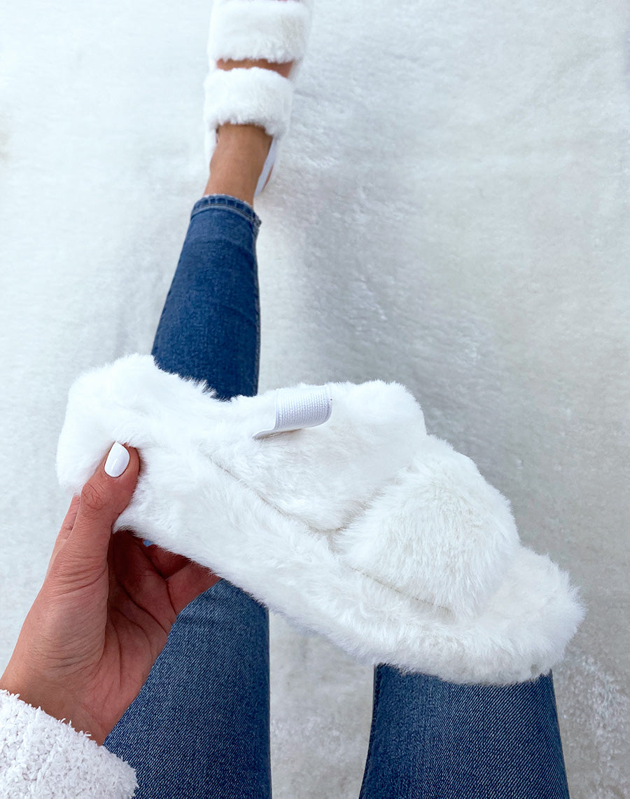 Pantoufles blanches en fausse fourrure à double lanière