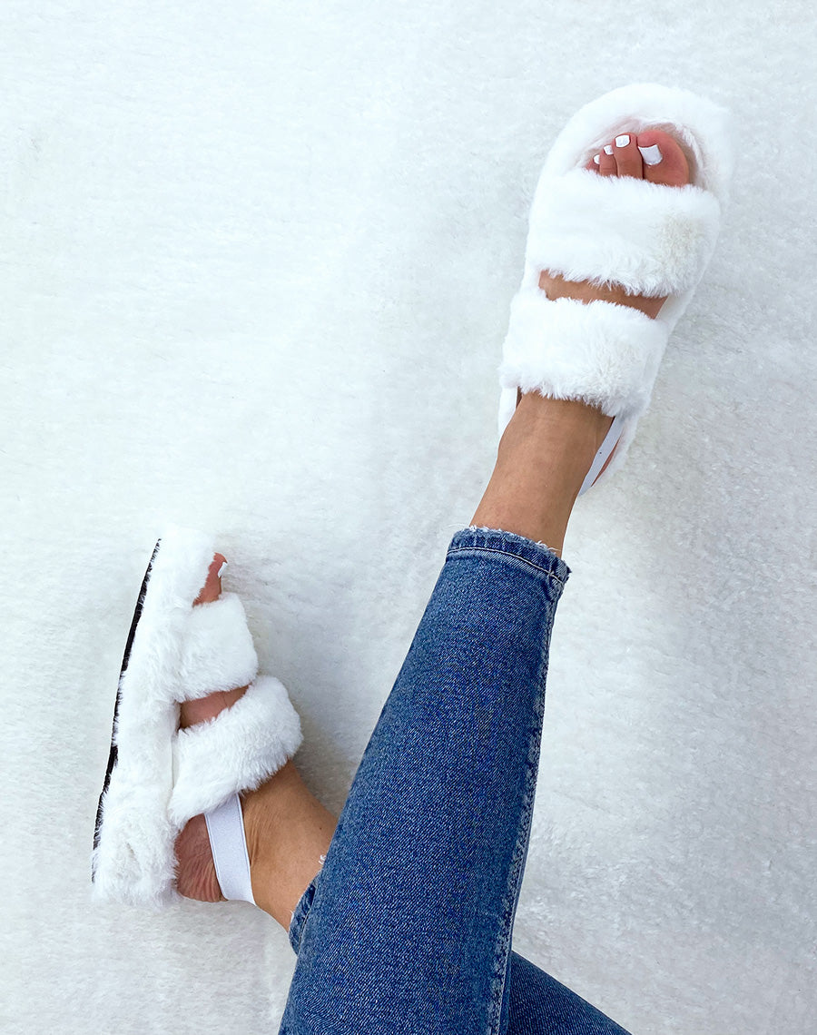 Pantoufles blanches en fausse fourrure à double lanière