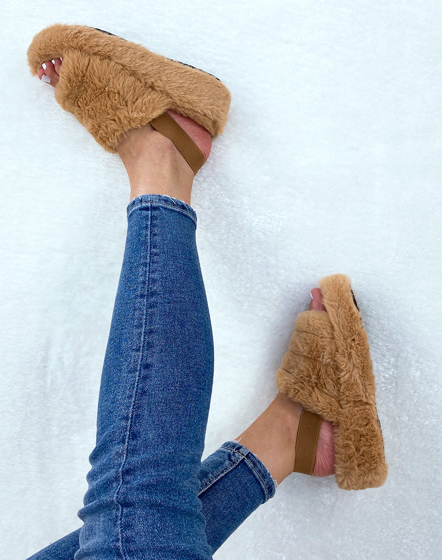 Pantoufles camel en fausse fourrure