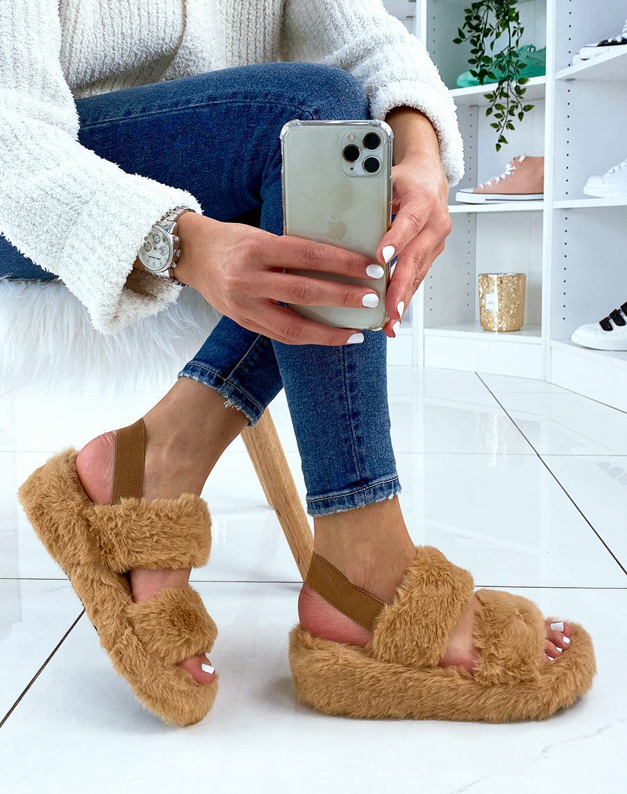 Pantoufles camel en fausse fourrure à double lanière