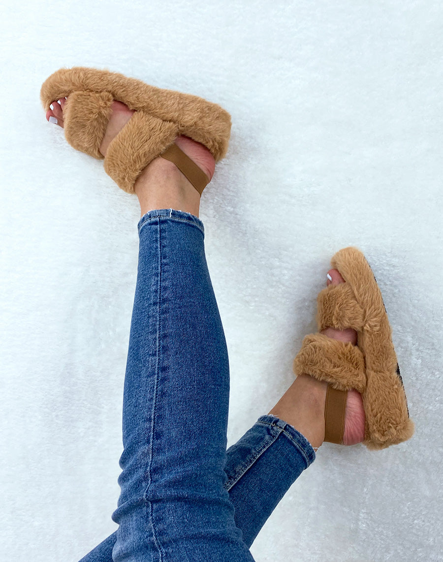Pantoufles camel en fausse fourrure à double lanière
