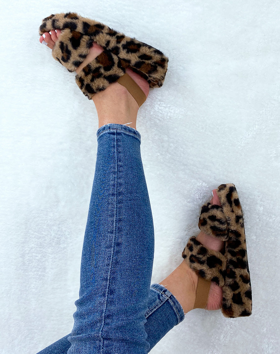Pantoufles leopard en fausse fourrure à double lanière