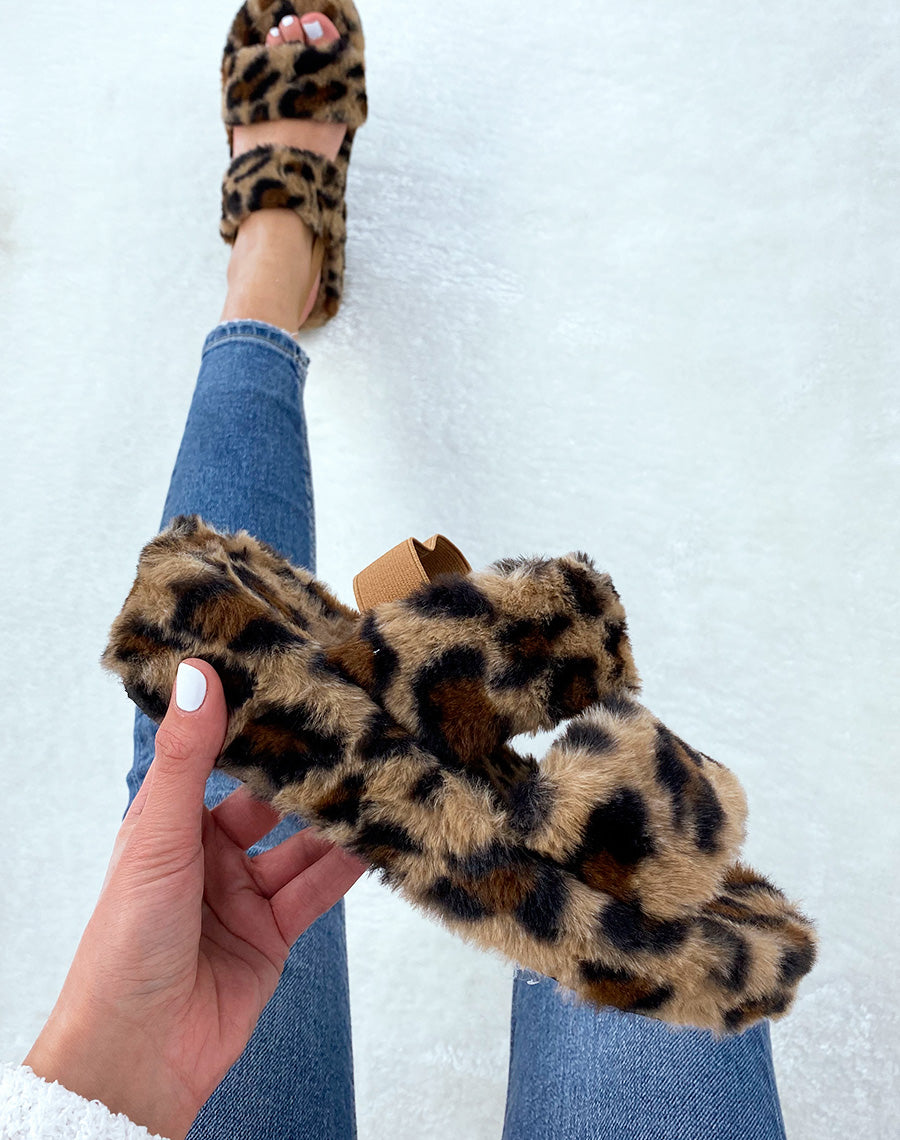 Pantoufles leopard en fausse fourrure à double lanière