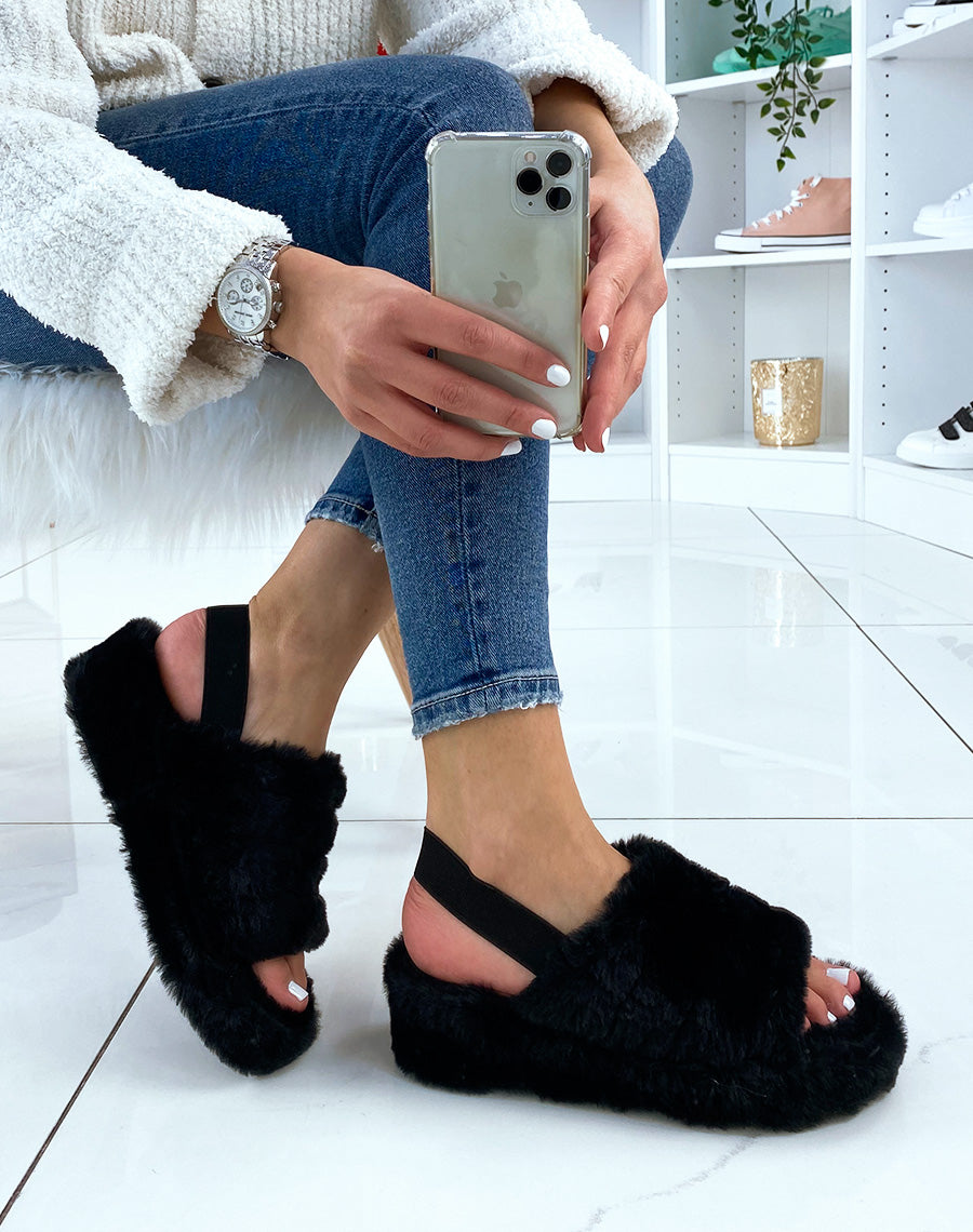 Pantoufles noires en fausse fourrure