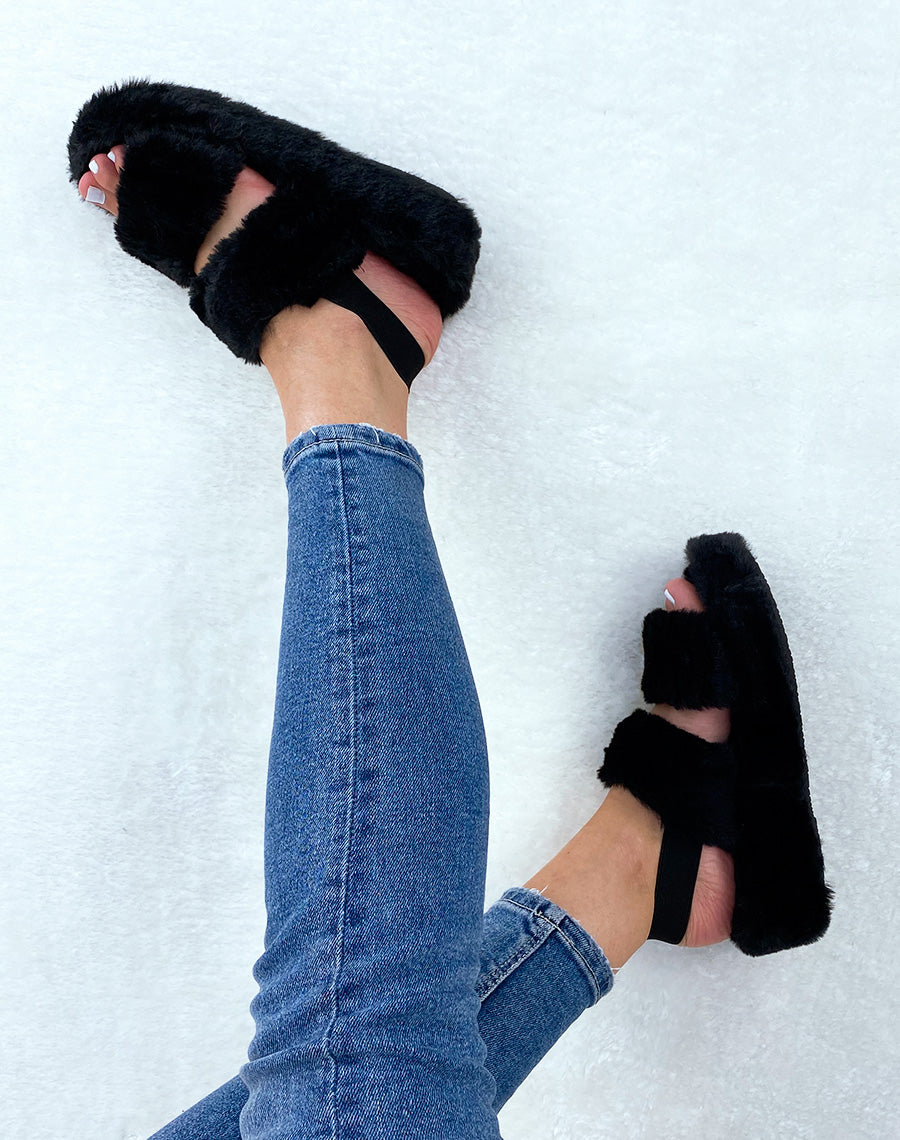 Pantoufles noires en fausse fourrure à double lanière