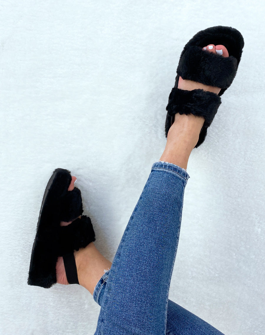 Pantoufles noires en fausse fourrure à double lanière